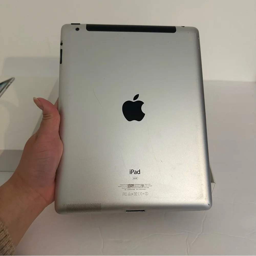 Apple iPad 2 Wi-Fi 3G 32GB Black Model A 1396 comes with box and USB charger